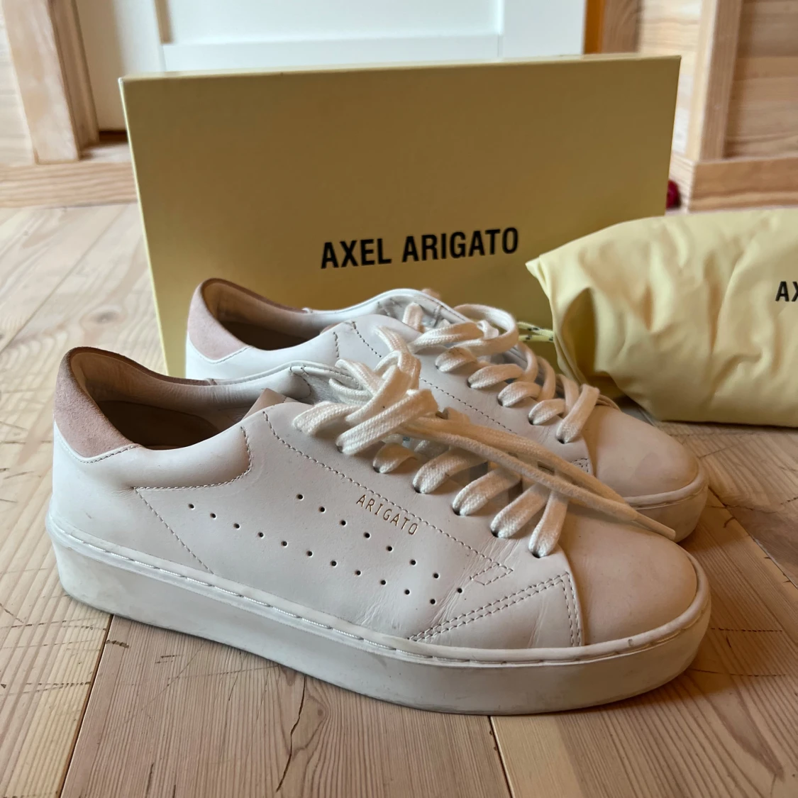 Axel Arigato Court Sneakers vit/rosa - 1