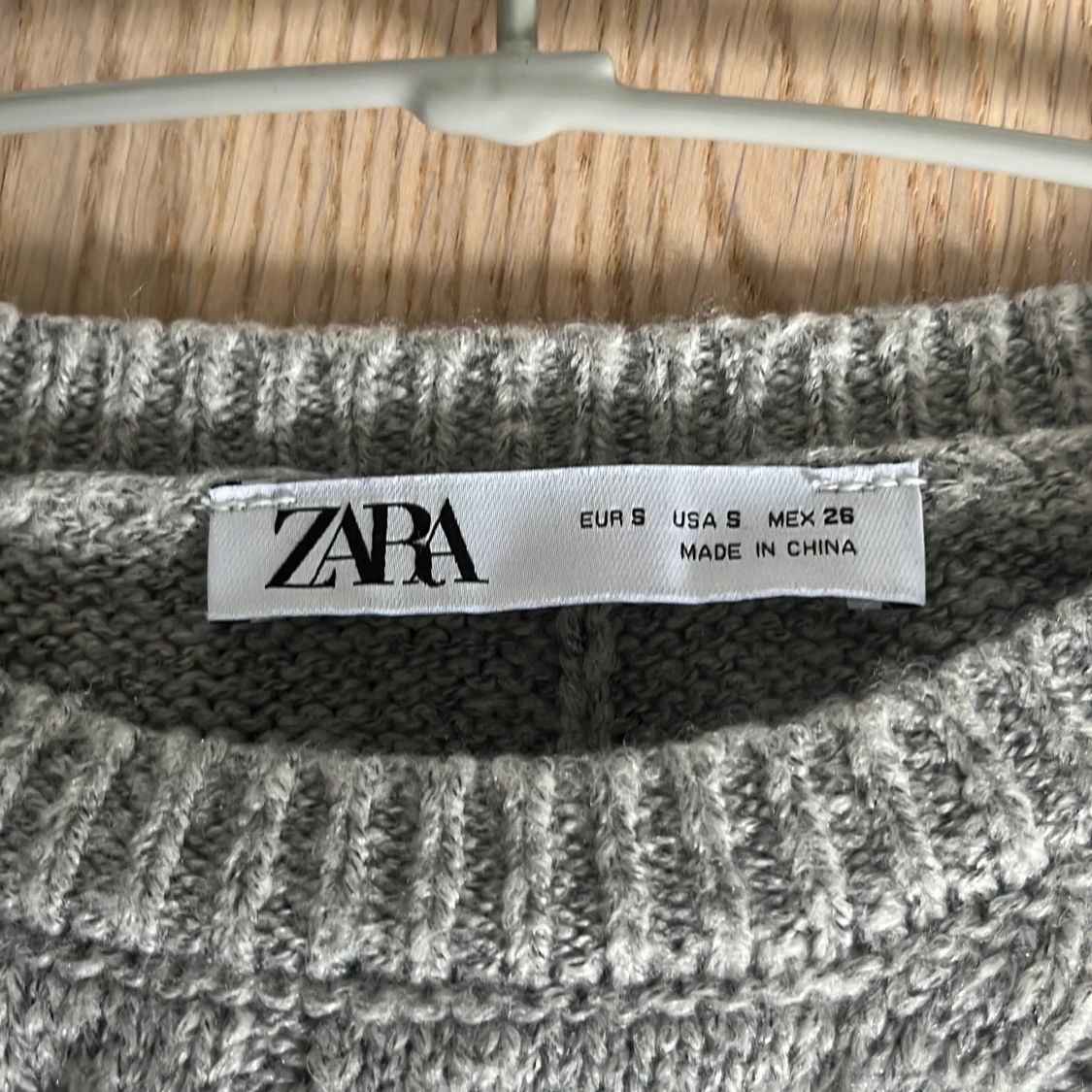 Grå stickad tröja med pärlor från Zara - 1