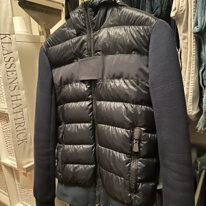 Svart Moncler pufferjacka med huva - Säljer min moncler grenoble då jag köpte in den från caspersheets men den var för liten. Storlek M men liten . Köpt för 4000 men kom med bud för snabb affär 