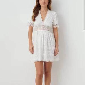 Vit student klänning i spets - Säljer min superfina student klänning i storlek 36🥰Klänningen är från Gina tricot och sälj inte länge… jag har sytt upp klänningen cirka 5 cm. Är 155cm lång 