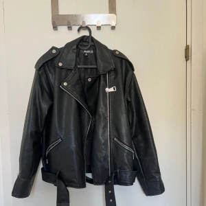 Svart skinnjacka med bälte från Missguided - Oversized skinnjacka med ett avtagbart bälte