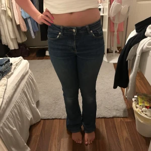Blå bootcut jeans - Säljer ett par klassiska blå jeans med bootcut och mid-waist. Säljer då de inte sitter så bra längre och är ganska små😭De e perfekta i längden dock på mig som är 165 ungefär