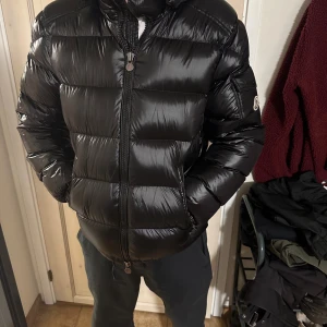 Moncler Maya - Svart Moncler Maya jacka Fint skick 9/10 finns ett litet hål därav priset. Storlek S. Pris 1275kr. Fraktas någon timme efter köp.