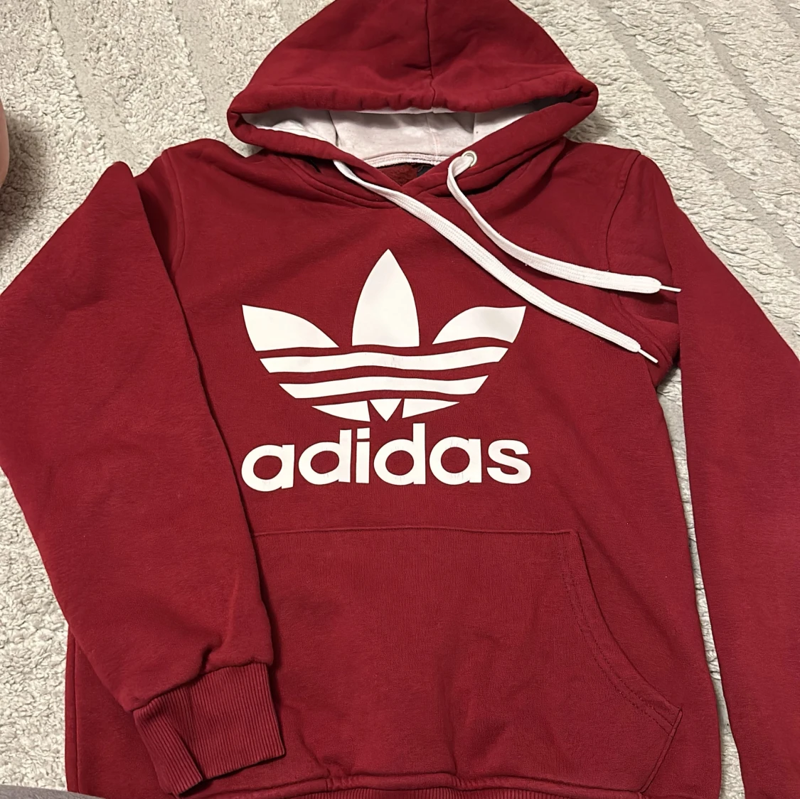 Röd Adidas hoodie med vit logga