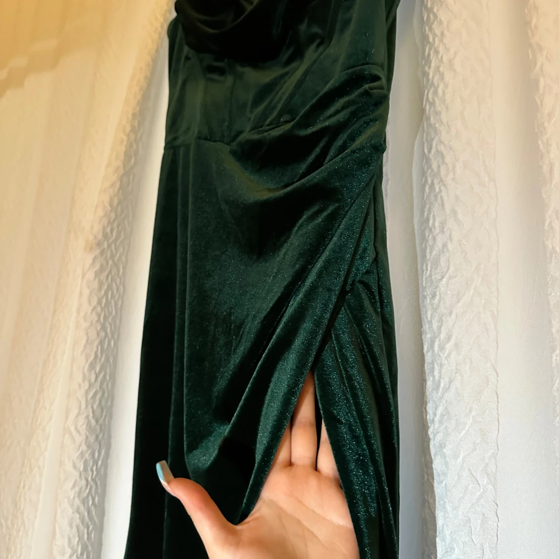 Mörkgrön sammetsklänning med slits - 2