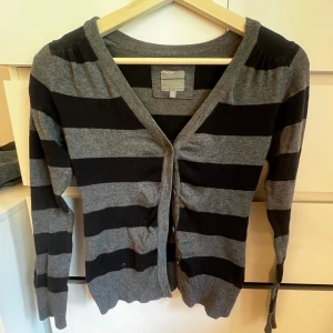 Elena Gilbert kofta - Kofta som liknar Elena Gilberts stil, randig och inte mycket använd, V-ringad