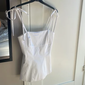  Vit topp från Zara helt nytt skick  -  Snygg elegant topp från Sara med rosetter som band och  snygga detaljer