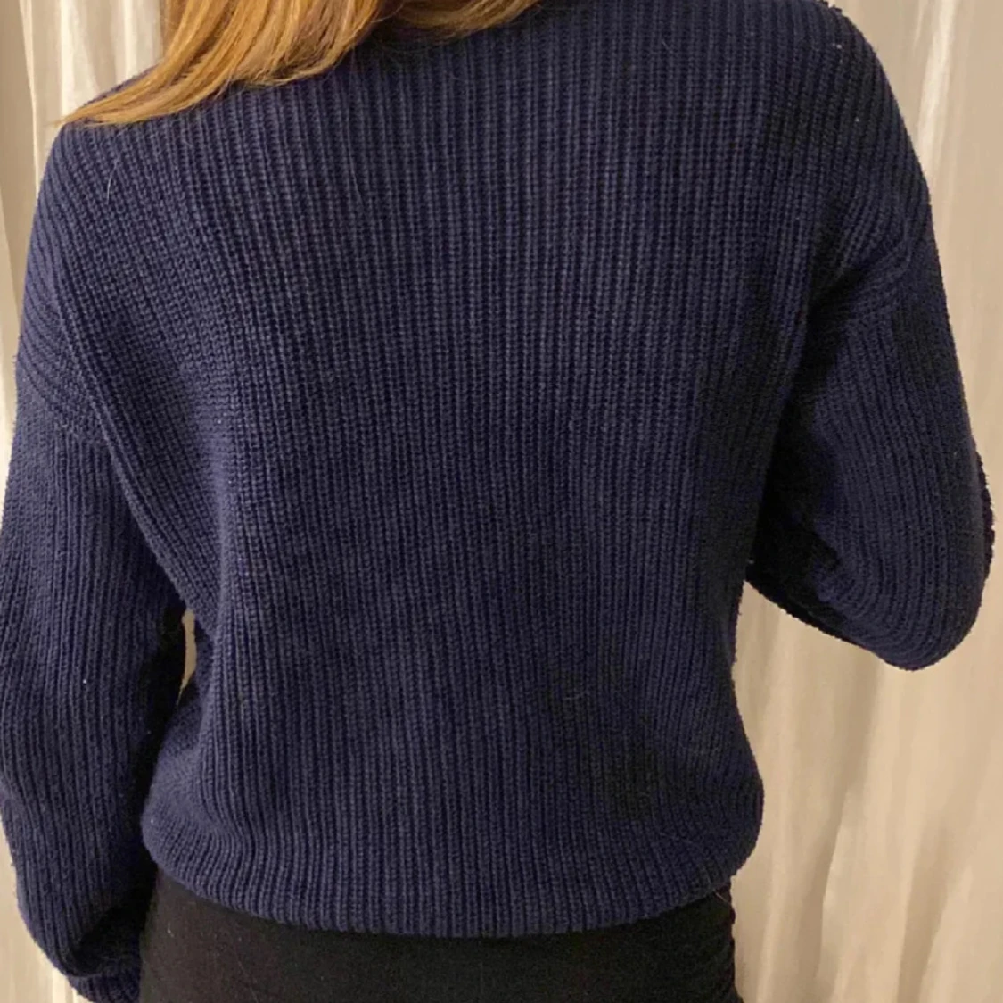 Mörkblå stickad v-ringad tröja NA-KD - 1