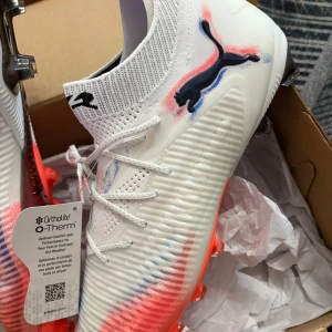 Puma Future fotbollsskor vit/röd/blå - Ett par helt nya och oanvända. (Future 8 ultimate ag) köpta för 2700kr