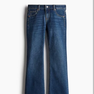 H&M  flared low jeans  - Flared low jeans från H&M i en mörkblå färg. Använda en gång. Säljer då jag beställde två stycken. Jättefint skick. Hör av er för fler bilder.