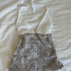 Halterneck topp - 🦋Handsydd🦋  Supersöt halterneck topp med knyte i nacke och rygg.