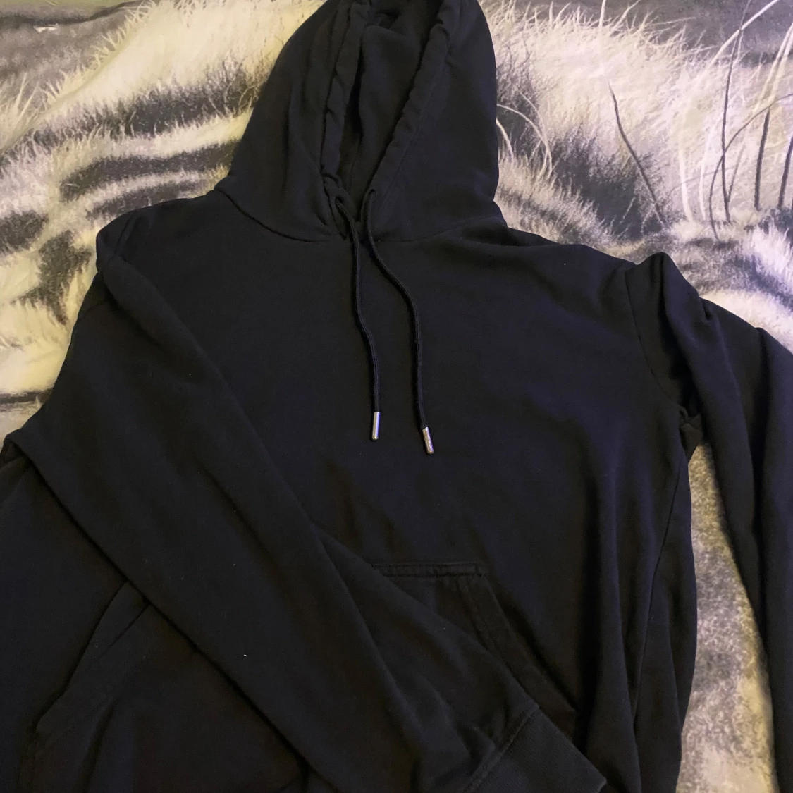 Svart hoodie med huva och ficka