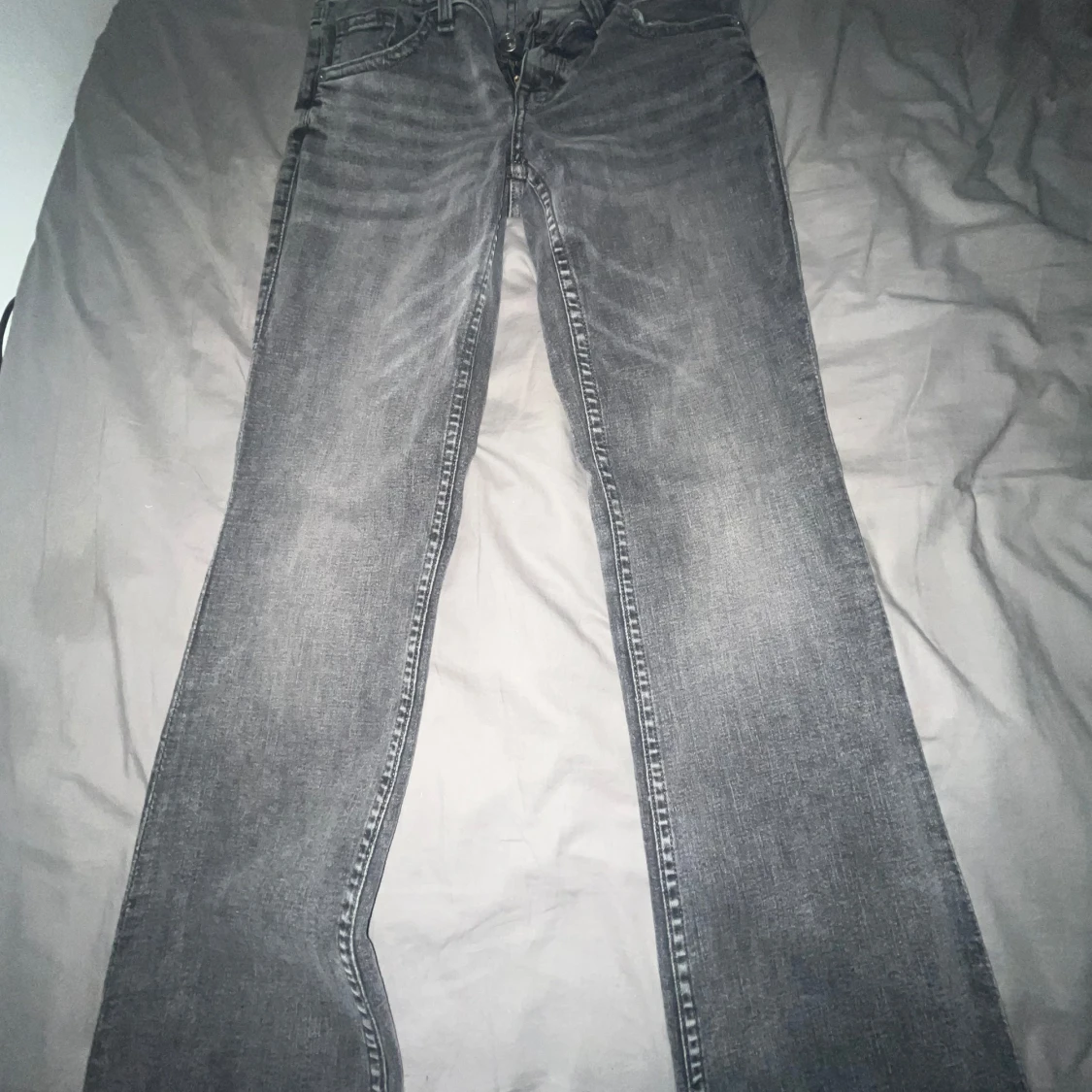 Grå bootcut jeans från H&M Divided