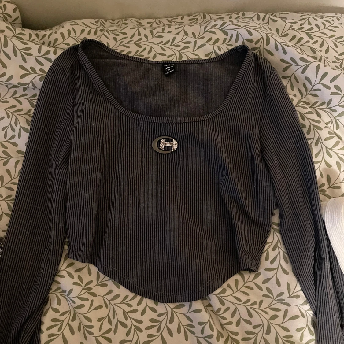 Randig långärmad topp med brosch - 1