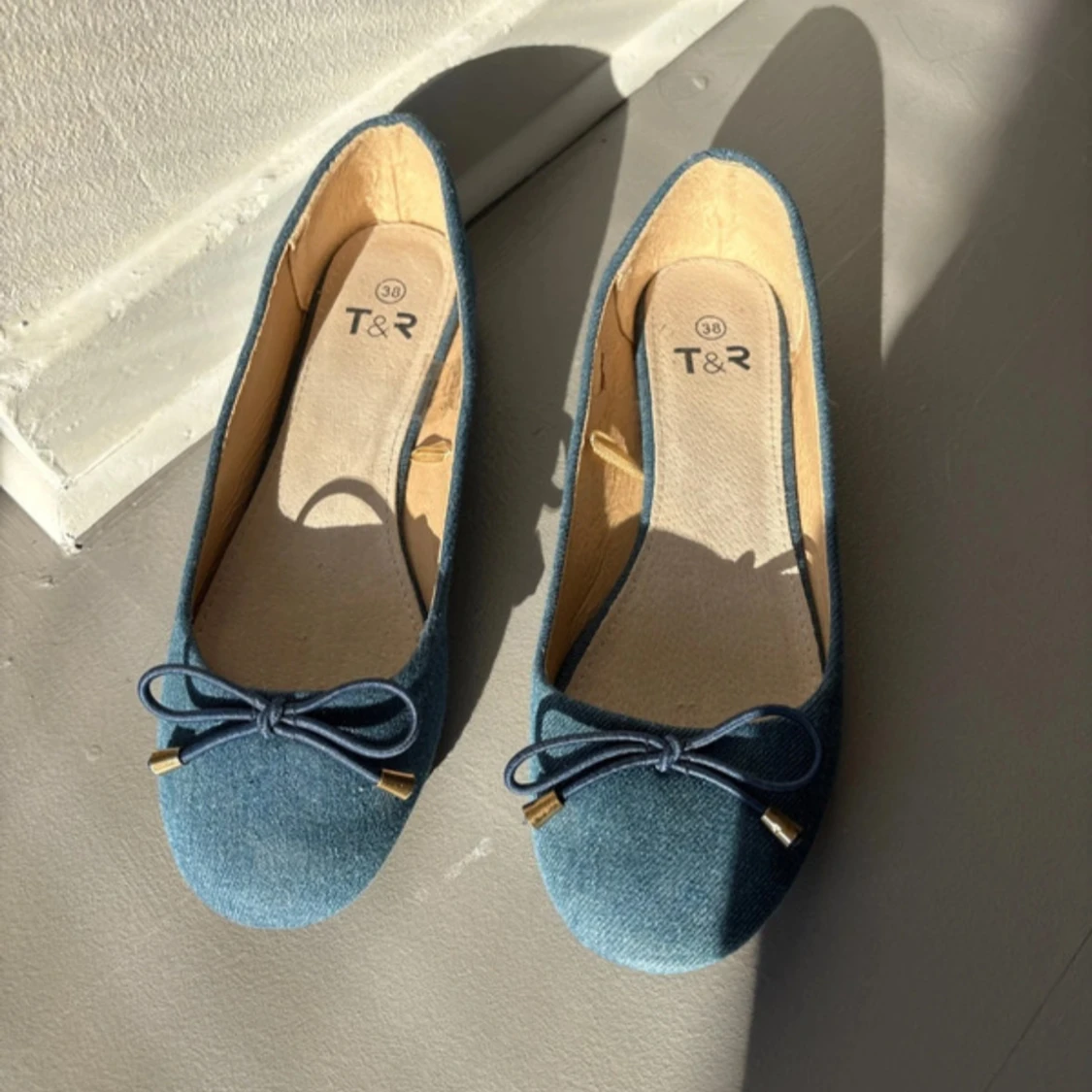 Blå ballerinaskor med rosett från T&R - 1