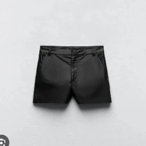 Skinn shorts från Zara  - Super fina och helt oanvända skinn byxor som jag köpte på Vinted. Dem har prislappen kvar å är helt nya! 