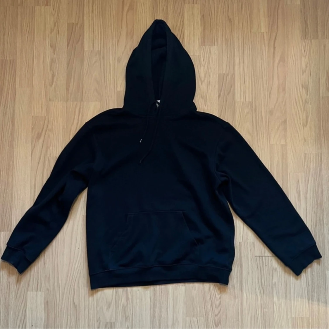 Svart hoodie från H&M Essentials - 1