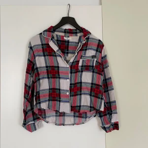 Pyjamas  - Står strl M men väldigt liten i storleken så skulle snarare säga XS☺️