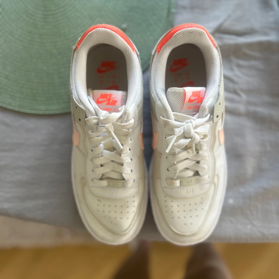 Nike Air Force 1 sneakers med persikofärgad swoosh - 3