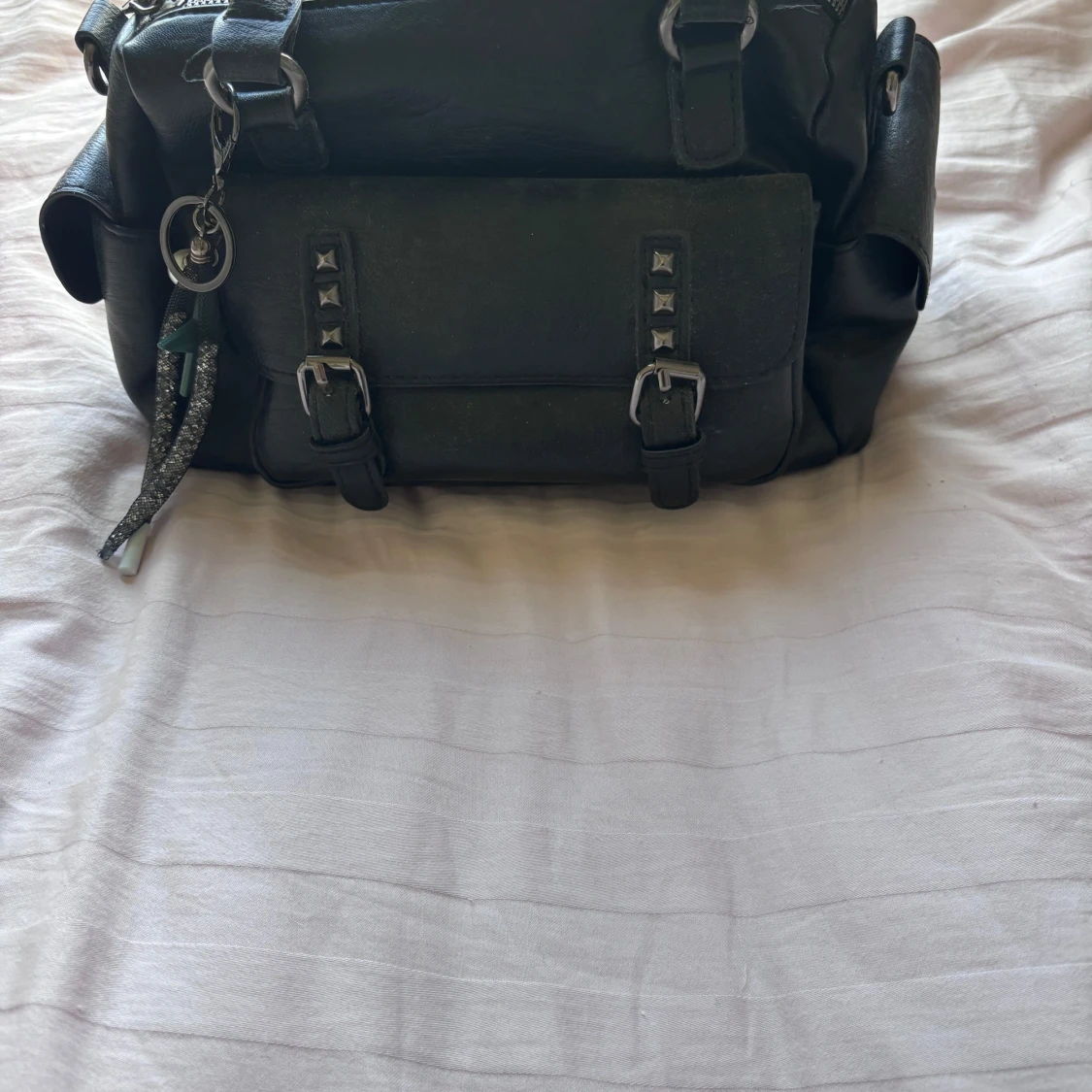 Svart handväska med nitar och spännen