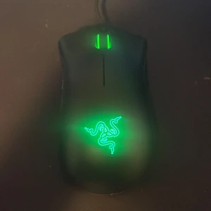 Razer DeathAdder Essential - Säljer nu min razer deathadder mus eftersom jag inte längre använder den. Den användes i 1,5 år utan några som helst problem, den är i fullt fungerande skick och funkar precis som den ska, den glider bra och har en bra form. Den har grön LED-belysning. Perfekt för snabba reaktioner och långa spelsessioner, med extra sidoknappar för bättre kontroll. Passar både nybörjare och erfarna gamers som vill ta sitt spelande till nästa nivå. Köpte den för 500kr nypris.