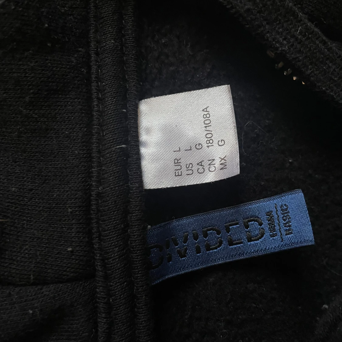 Svart hoodie med dragkedja från Divided - 1