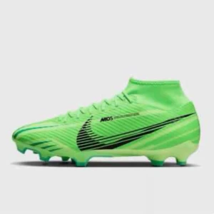 Nike Mercurial Dream Speed CR7 fotbollsskor - Säljer ett par Nike Mercurial Dream Speed CR7 fotbollsskor i neon-grönt med svarta detaljer och snörning. Skorna har en högre strumpliknande krage och är designade för spel på konstgräs och gräs. Perfekta för dig som vill sticka ut på planen.