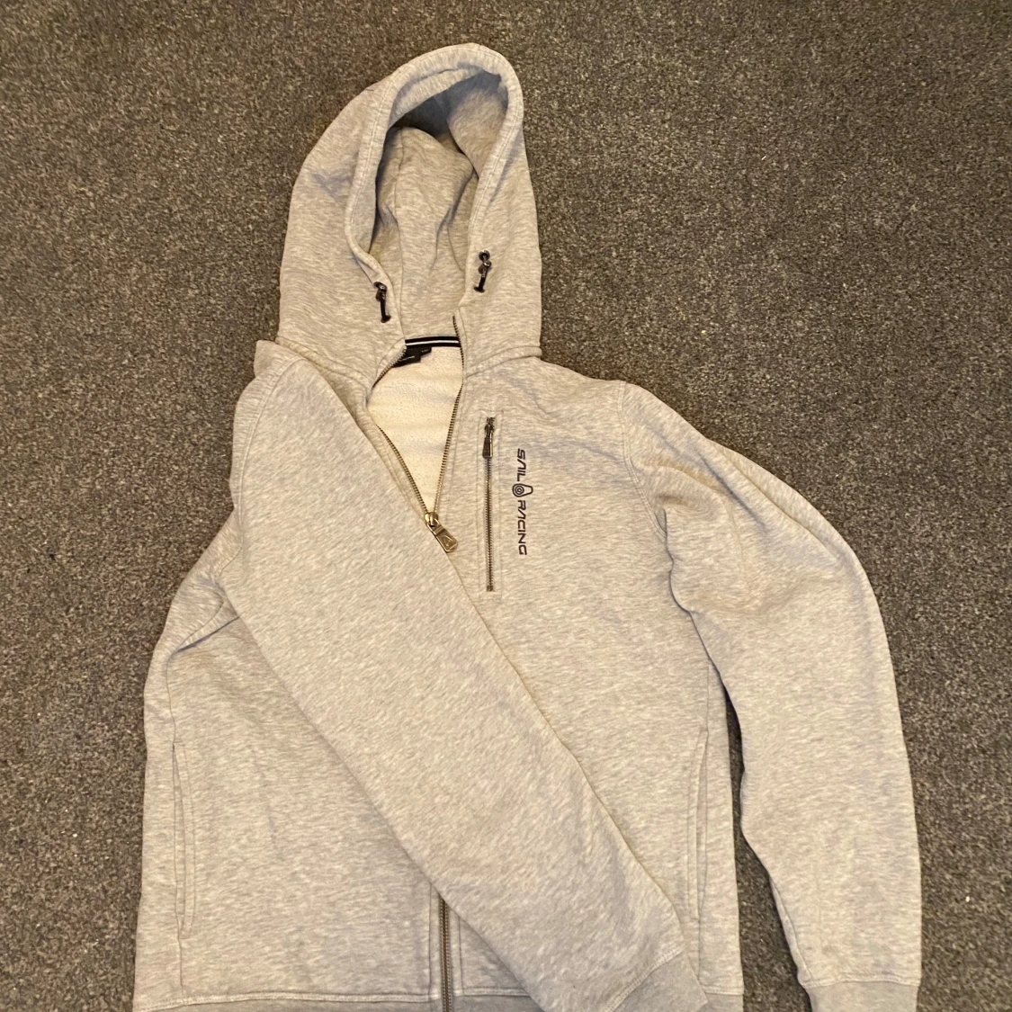 Ljusgrå hoodie från Sail Racing - 1