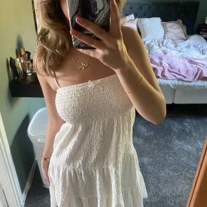 Vit sommarklänning  - Vit klänning från Gina Tricot i storlek s, helt oanvänd.