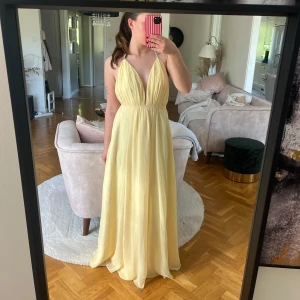 Gul balklänning - Gul balklänning från youmefashion💛 Stl 36. Två små fläckar som inte alls syns när klänningen är på (sista bilderna)