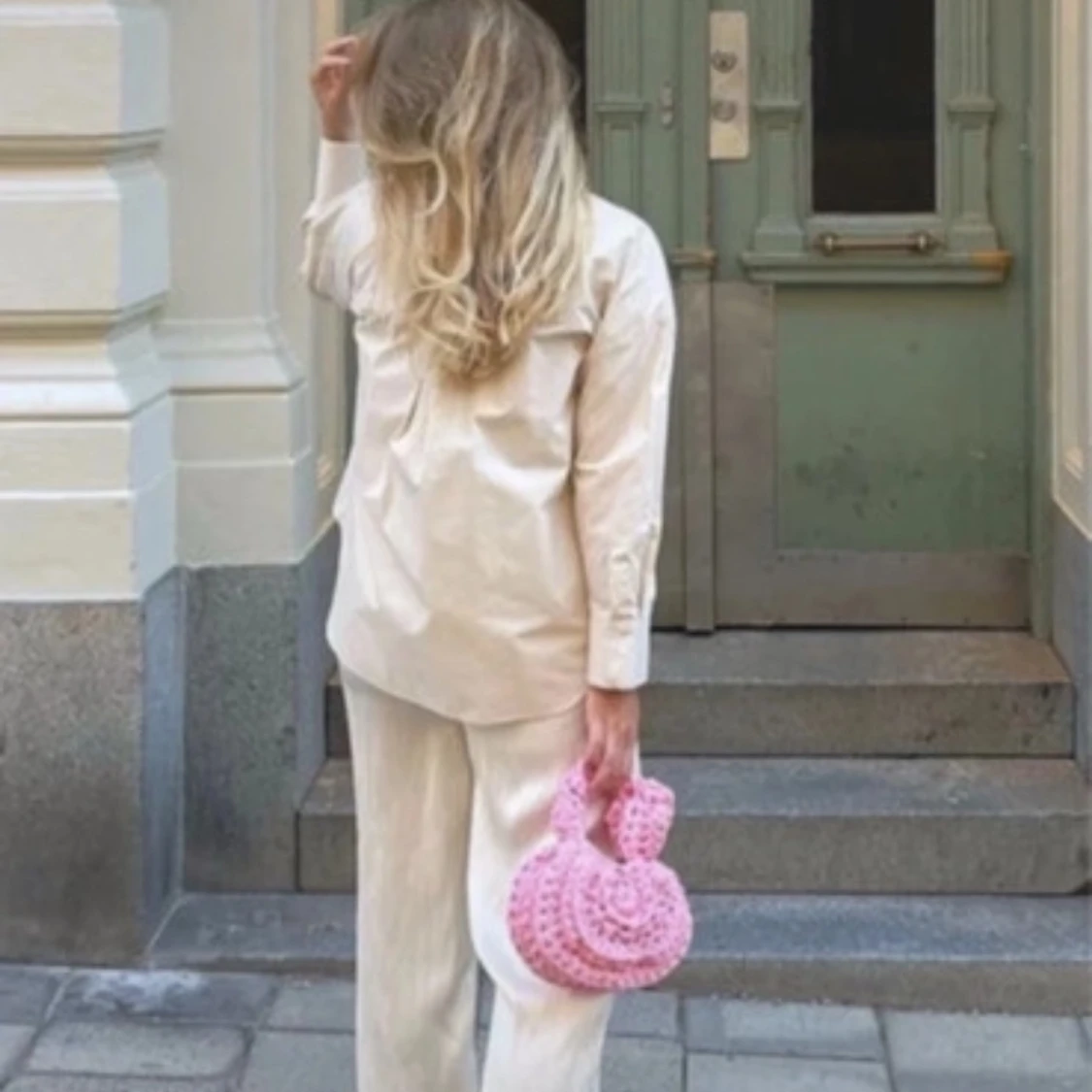 Handvirkad rosa axelväska - 1