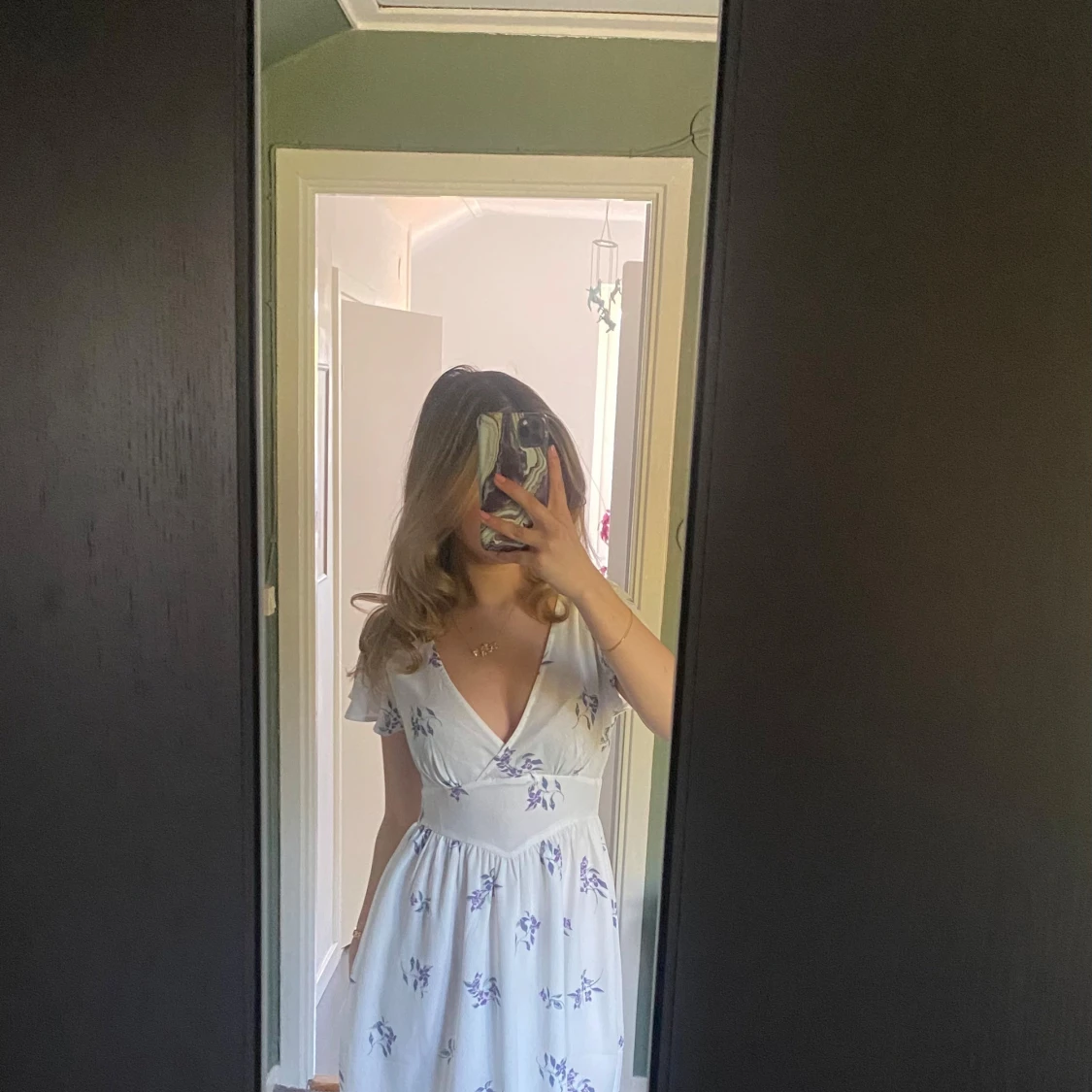 Vit blommig klänning