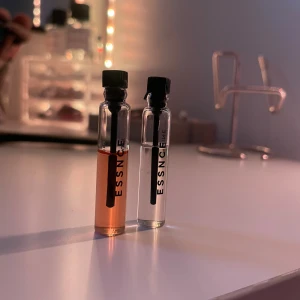 Parfymprover från ESSNCE - Jag säljer två parfym prover från ESSNCE, det är dofterna ”Elle la Nuit” och ”Delicate Jasmine”. Perfekt om du vill dofta på dom innan du köper en stor flaska! Säljer båda för 50 kr vilken är väldigt bra då en tester hos ESSNCE kostar 45 kr! 💓💓💓 hör av dig om du undrar något! 