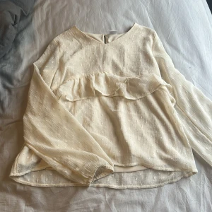 Volang blus - Gul-vit volang blus från Lindex! Barnstorlek men passar XXS-XS💕💕