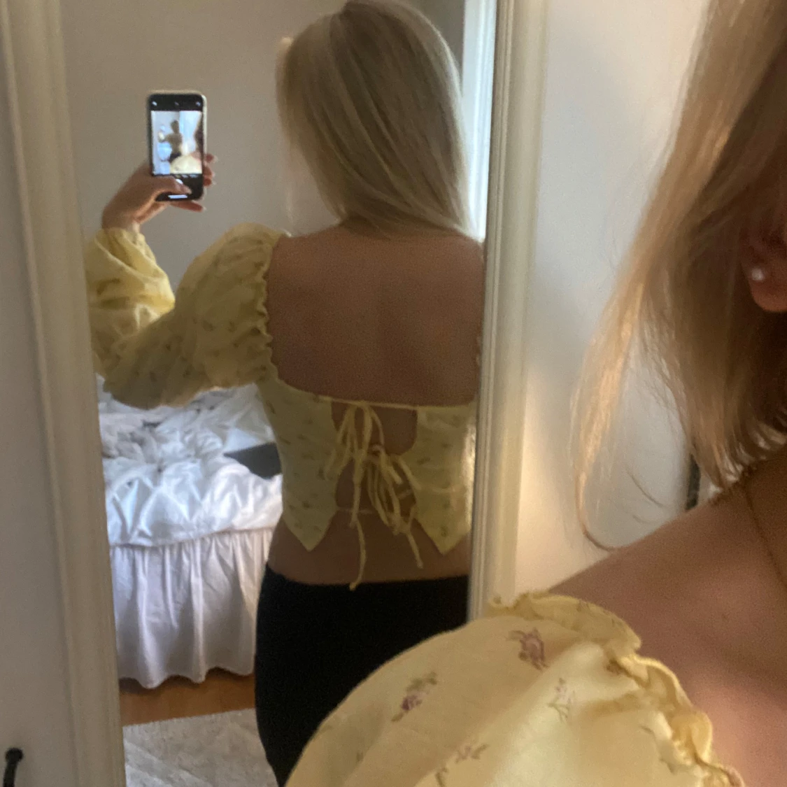 Gul blommig croppad topp med puffärmar