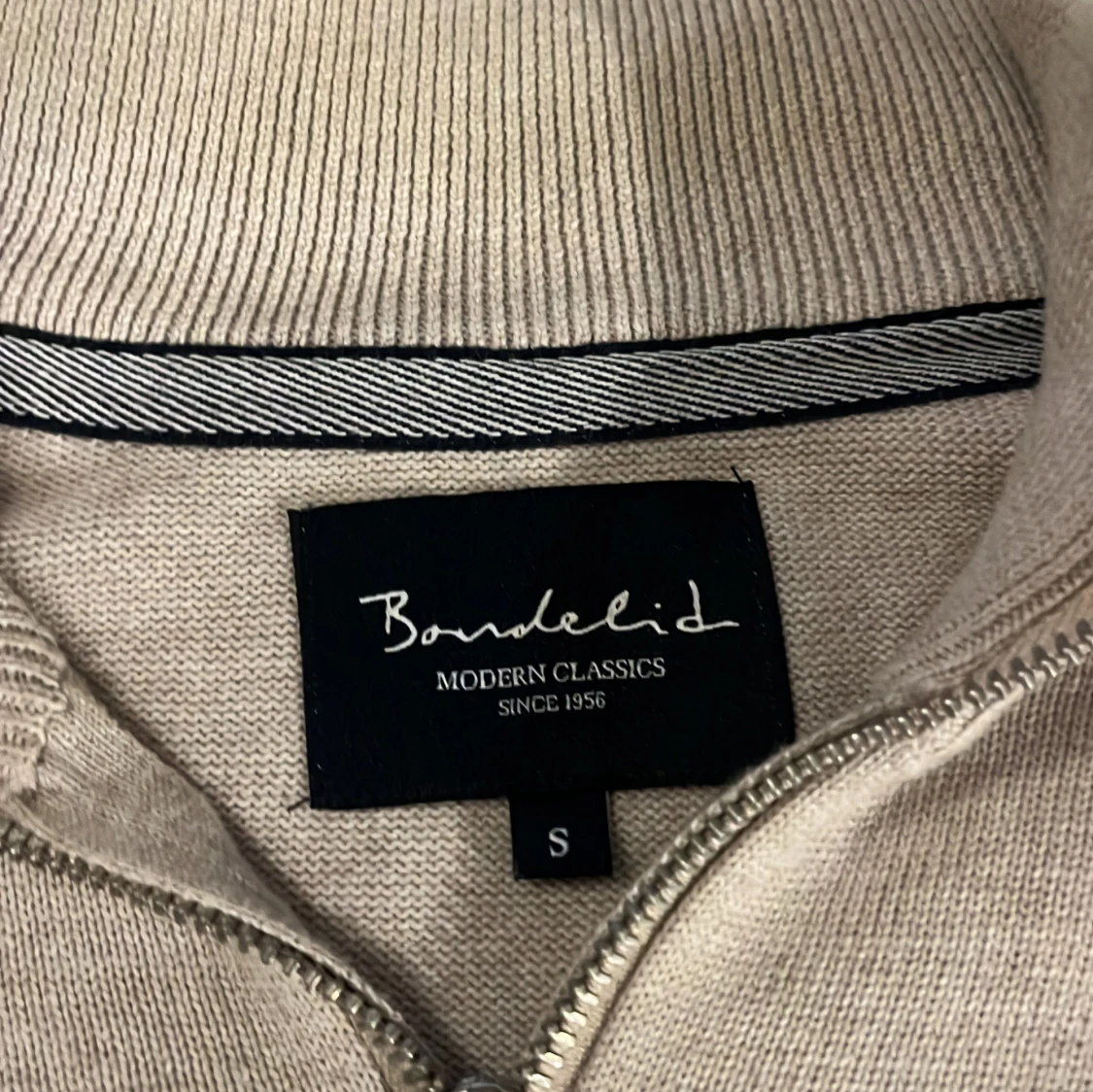 Beige stickad tröja med dragkedja från Bondelid - 1