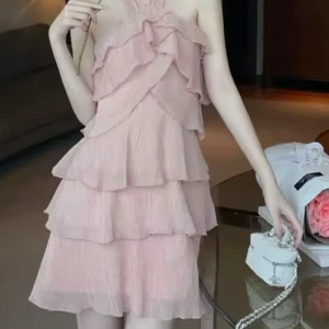 Rosa volangklänning med omlott-detalj - Supersöt rosa klänning med flera lager volanger och omlott-detalj upptill. Klänningen är ärmlös och har en lätt, luftig känsla med insytt foder. Perfekt för sommarens alla tillfällen!