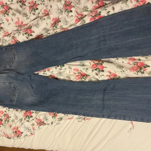Blå jeans Soft Flare - Säljer ett par blå jeans från Subdued med utsvängda ben och klassisk femficksdesign. Jeansen har en snygg flare-modell och är tillverkade i ett mjukt denimtyg. Perfekta för dig som gillar en trendig och bekväm stil.