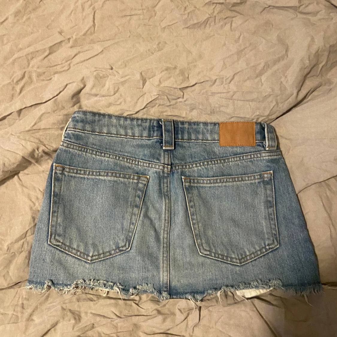 Lågmidjad jeanskjol från Weekday - 2