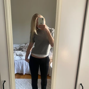 Grå stickad tröja från Zara - Mysig grå stickad tröja från Zara med rund halsringning. Tröjan har en enkel och stilren design, perfekt att matcha med jeans eller kjol. Mjuk och skön kvalitet som passar till många tillfällen.