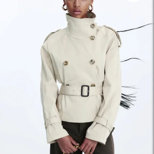 SÖKER!!!  - Söker efter den här trenchcoaten från h&m i S! 