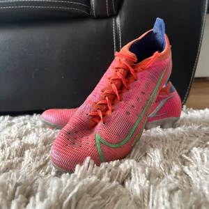 Nike Mercurial strl 41 - Säljer ett par Nike Mercurial fotbollsskor. Skorna har en låg profil och är designade för att ge bra grepp på planen. Perfekta för dig som vill sticka ut på fotbollsplanen!