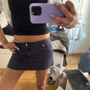 Jeanskjol  - Snygg jeanskjol med rå kanter , eftersom jag har lite längre ben kan kjolen se lite extra kort ut 💕💕💕