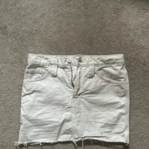 Vit jeanskjol från J.Lindeberg - Säljer en vit jeanskjol från J.Lindeberg med rå kant nertill.  Snygg och enkel att matcha till olika stilar. Jag säljer den då den inte är i min storlek. Jag har klippt den själv då den från början var en lång jeanskjol. Skriv vid intresse! 🩷
