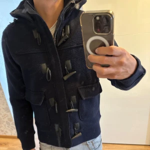 Unik Zara Cardigan - Säljer denna duffel cardiganen från Zara! As snygg och perfekt för lite kallare sommardagar 🙌🏻