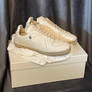 Maison Margiella espedrillos  - Maison margiella espedrillos - skick 10/10, HELT NYA - storlek 39, men passar även 40, mått invändigt: 25cm - tillbehör: allt og (box & dustbags) - pris kan diskuteras vid snabb affär, hör av er vid funderingar🙌