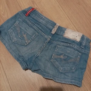 Lågmidjade jeansshorts  - Ett par lågmidjade jeansshorts från Goodies i storlek M, upplever dock denna mer av en S. Skickas inom 2 veckor. 