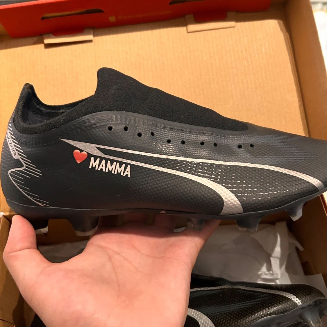 Svarta fotbollsskor med silverdetaljer - 1