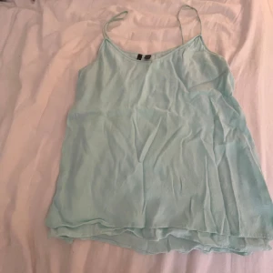 Ljusblått linne från Mango - Säljer en ljusblå/turkos linnetopp från Mango i storlek S. Toppen har tunna axelband och är tillverkad i ett lätt, luftigt material. Köptes second hand för 159 sparsamt använt sedan dess!🤗