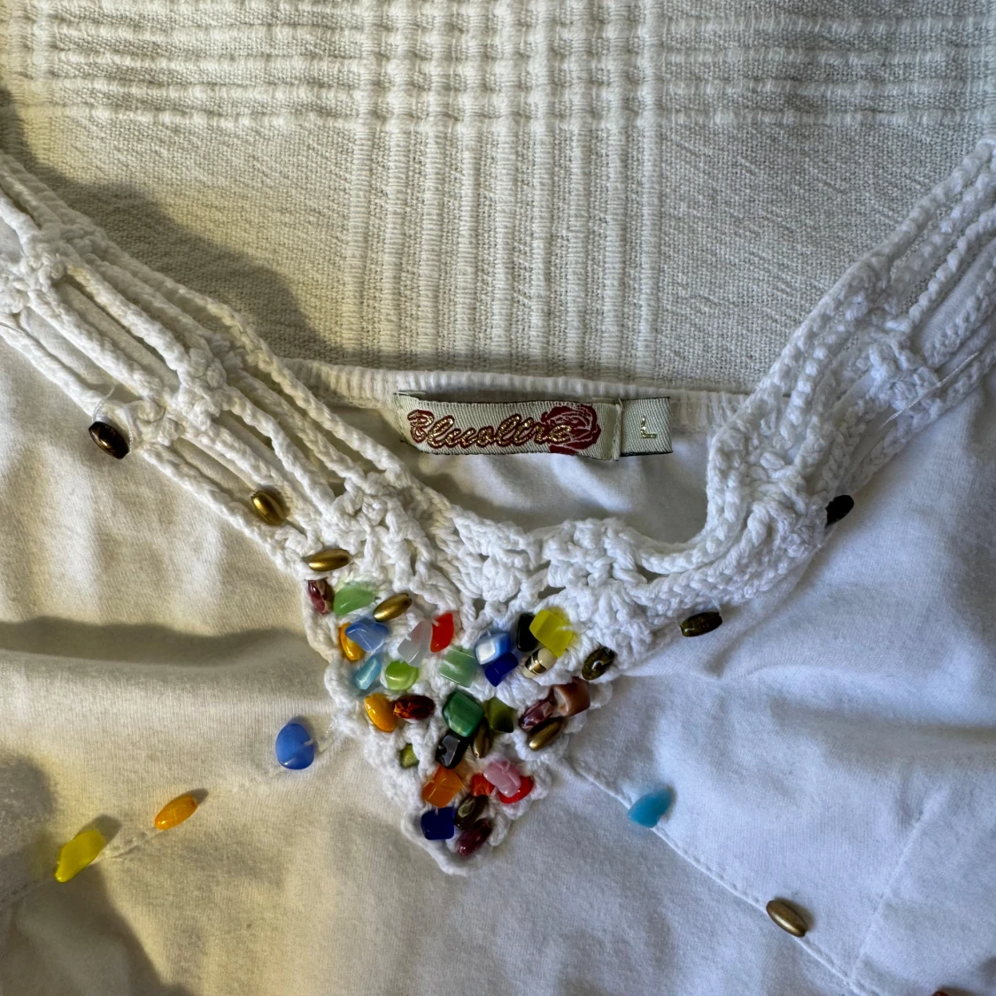 Vit topp med stenar - 2